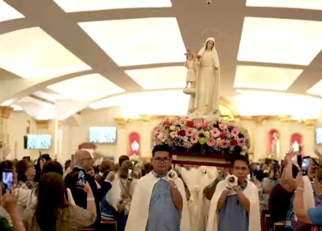 5 Gift giving of booklet for the Cause of Sr Lucia\'s Great Vision